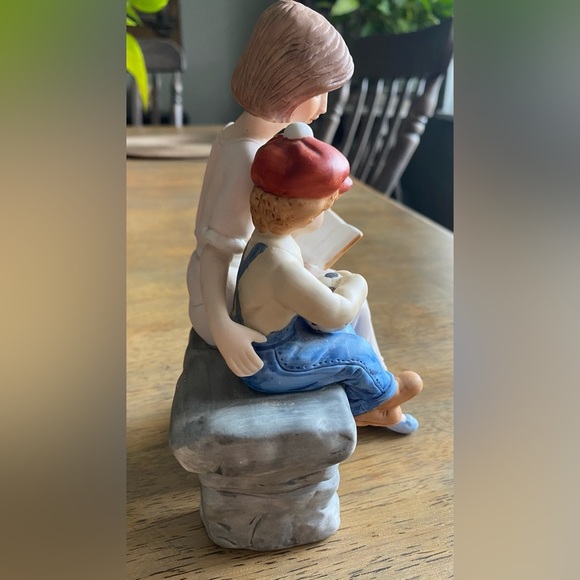 Paul Sebastian 1991 Fine Porcelain Collectable Figurine MOTHER READING TO SON - Picture 3 of 5